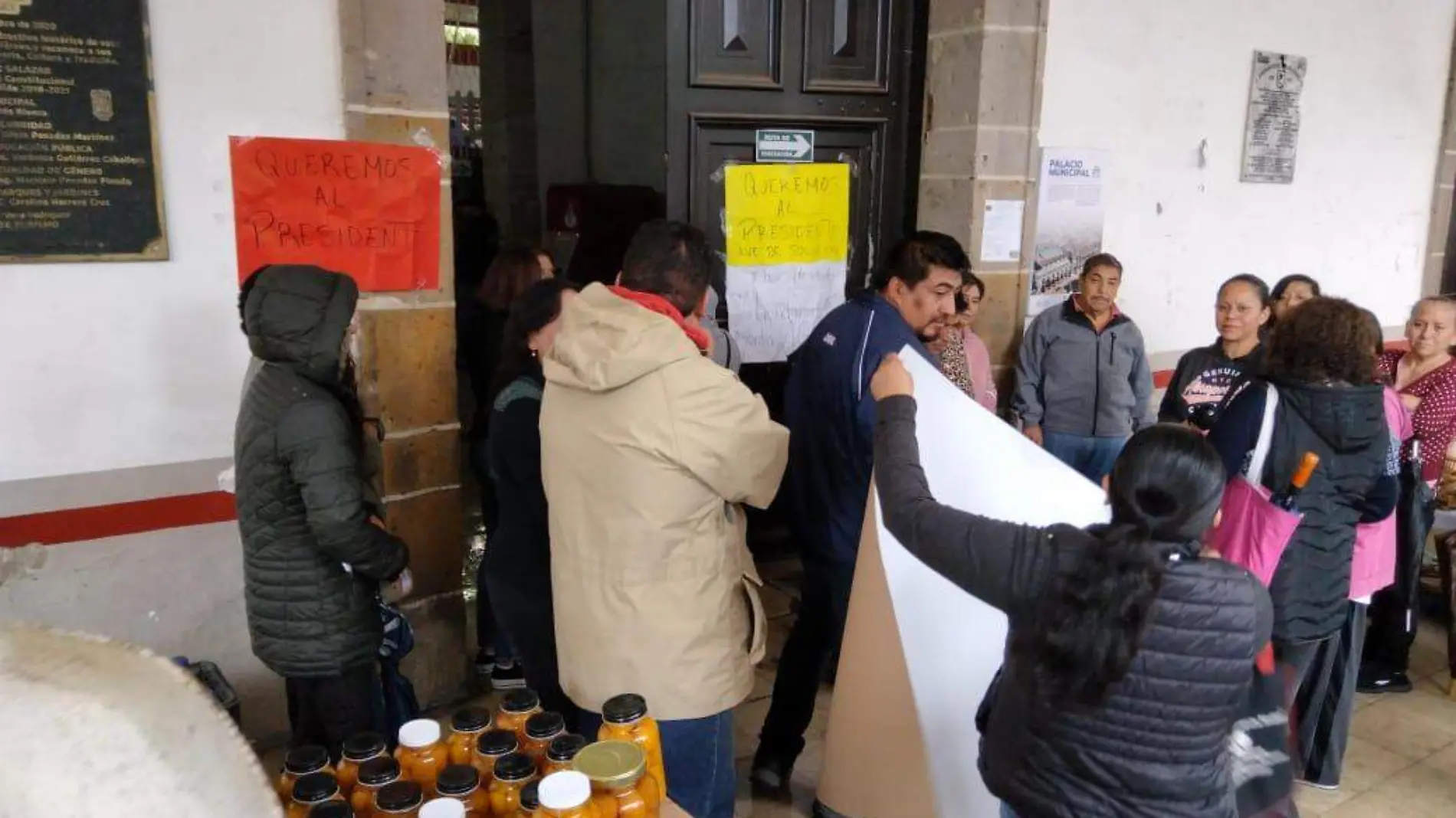 Manifestación, reunión y toma del ayuntamiento de Tetela de Ocampo